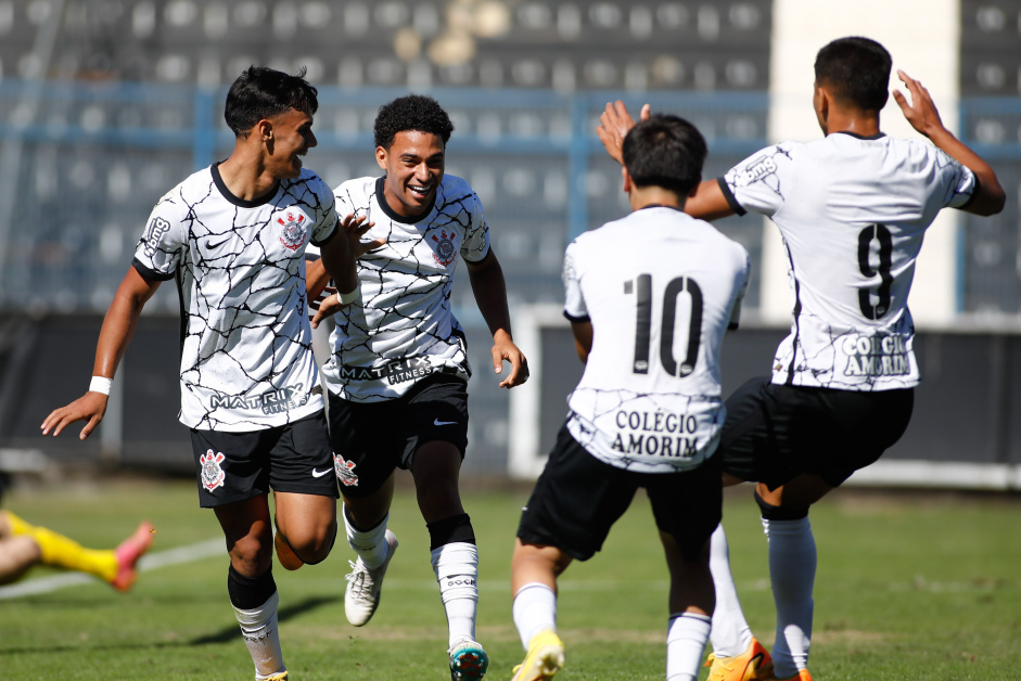Guilherme Henrique, Juninho, Yuske e Laercio comemoram gol do Corinthians