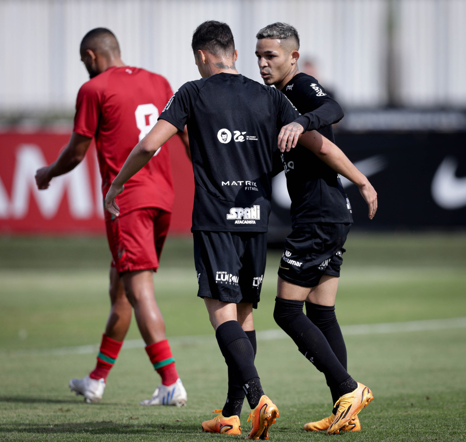 Adson e Matheus Arajo comemorando o gol do Corinthians contra a Lusa em jogo treino
