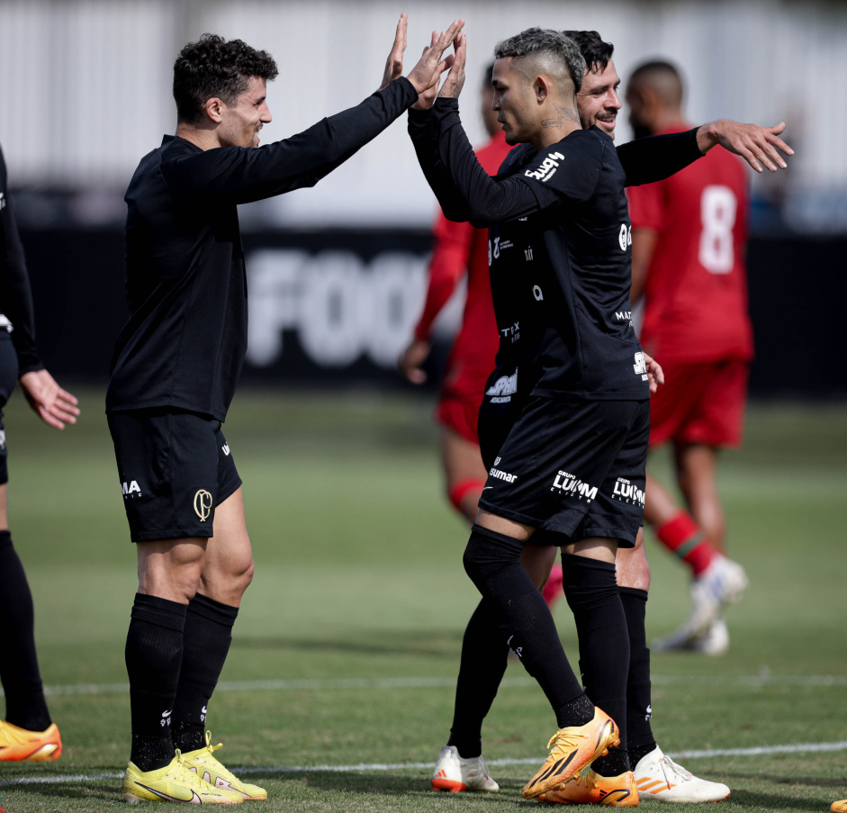 Adson, Rafael Ramos e Giuliano comemorando gol diante da Portuguesa em jogo treino