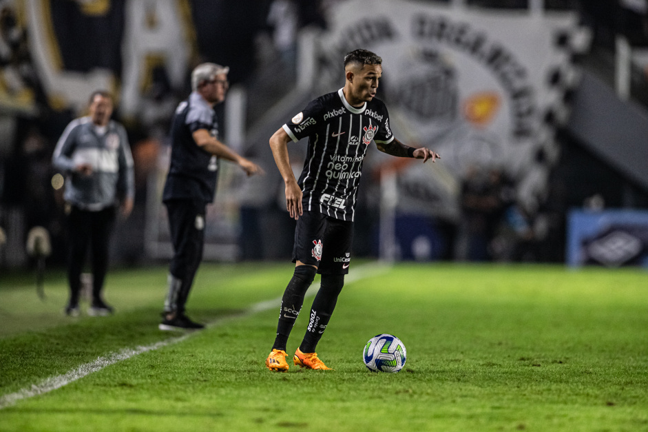 Adson completou 100 jogos vestindo a camisa do Corinthians na partida contra o Santos