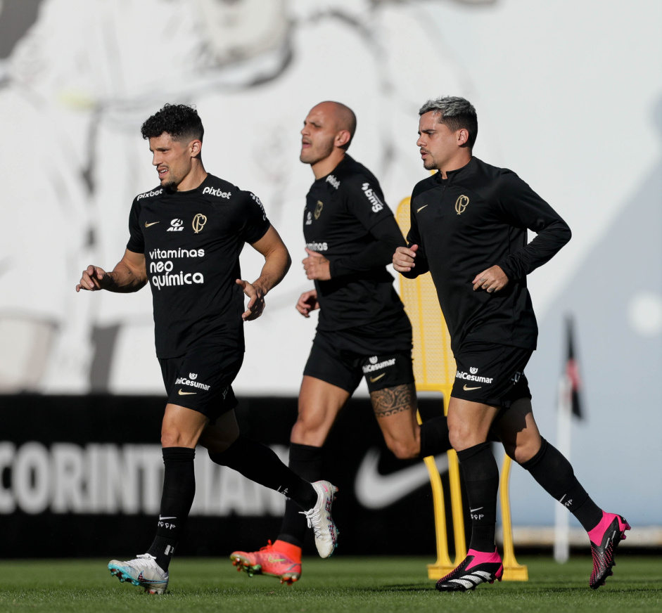 Rafael Ramos, Fagner e Fbio Santos aquecendo para o treino
