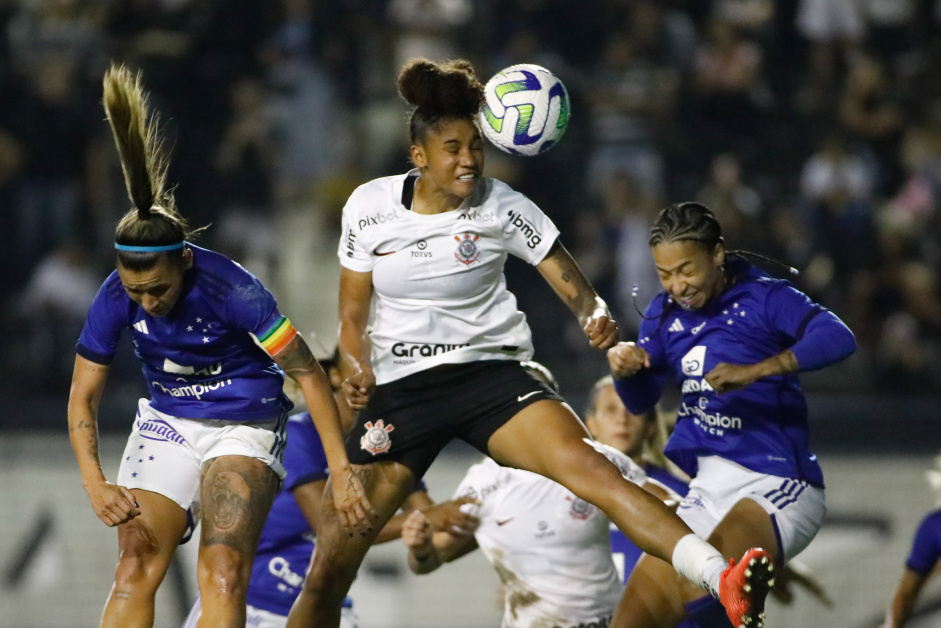 Tarciane realiza cabeada em jogo do Corinthians