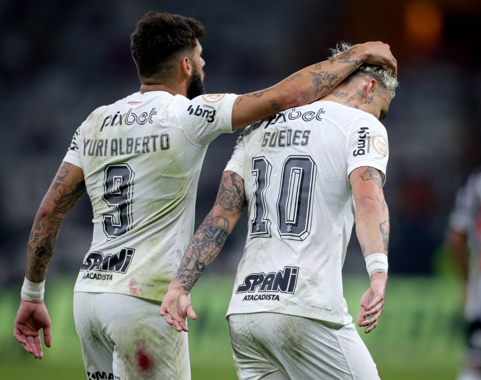 Yuri Alberto e Guedes celebrando gol contra o Atltico-MG
