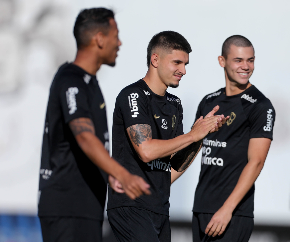 Lo Mana e Gabriel Moscardo durante preparao do Corinthians para jogo decisivo da Copa do Brasil