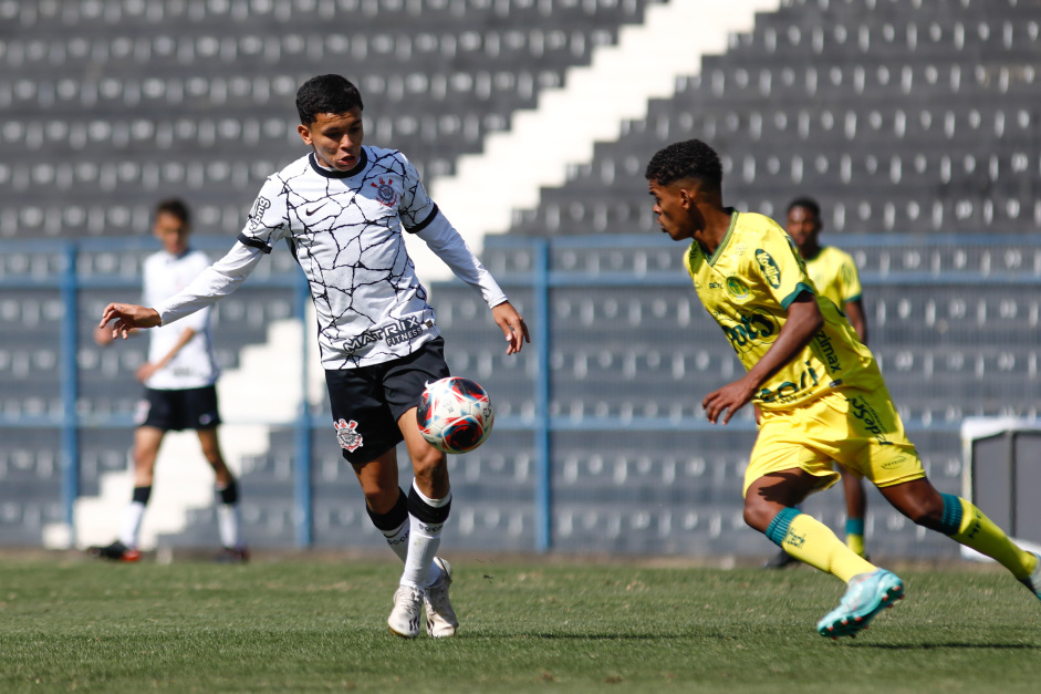 Disputa de bola no meio de campo na partida entre Corinthians e Mirassol pelo Paulisto Sub-17