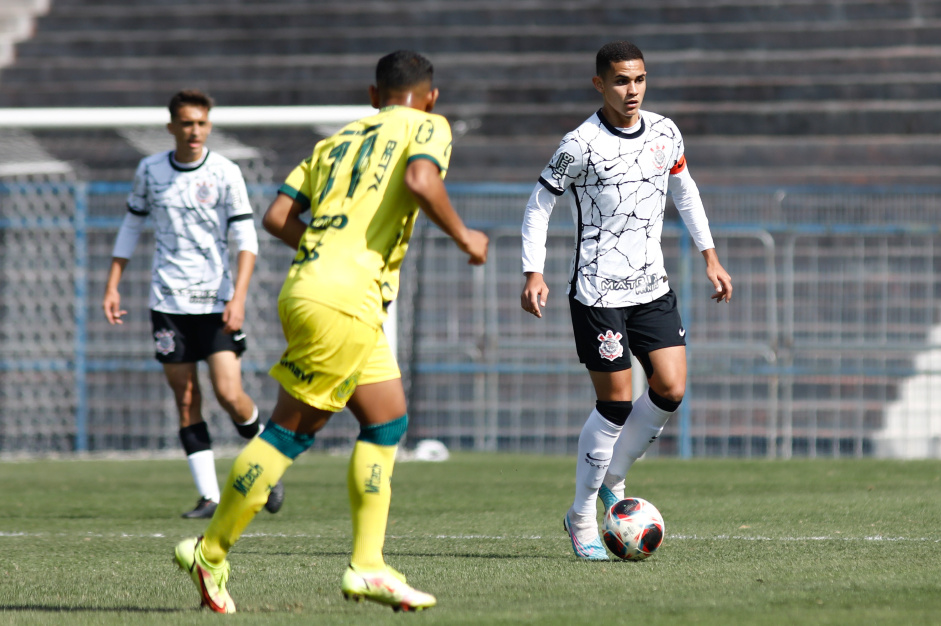 Bahia com a posse de bola no meio campo do Corinthians