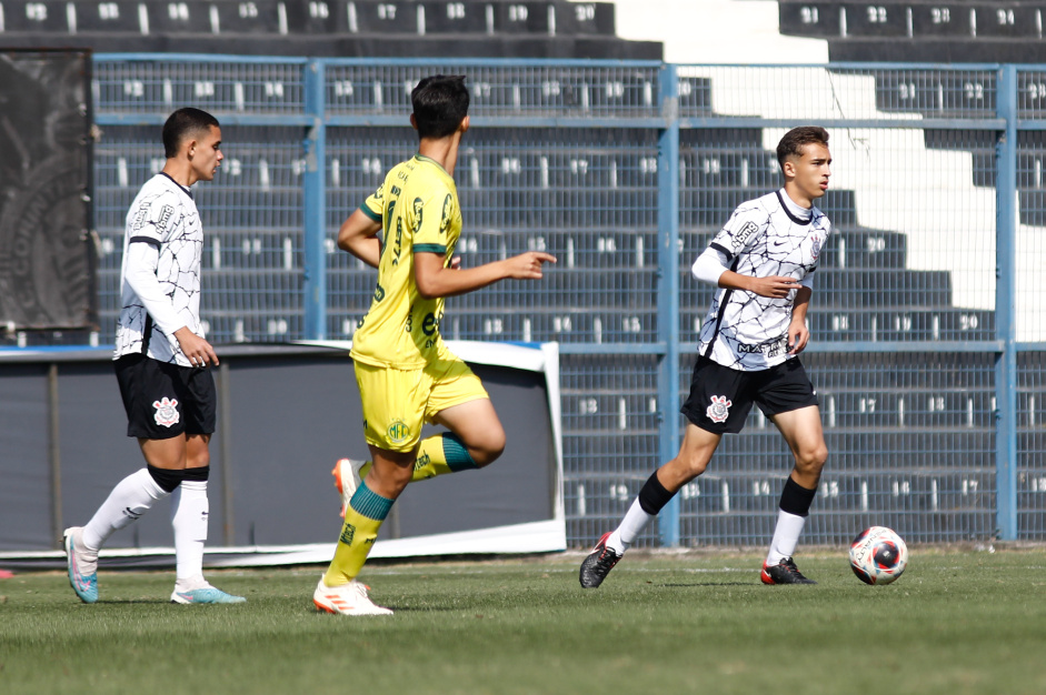 Lorenzo com a bola em Corinthians e Mirassol pelo Paulisto Sub-17