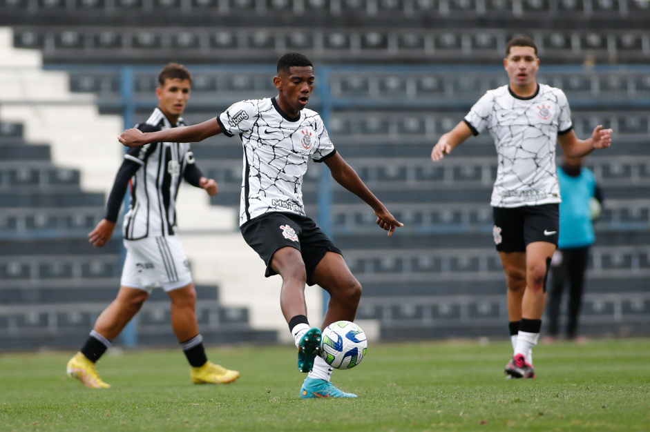 Corinthians vai mal no segundo tempo e sofre revs para o Flamengo no Brasileiro Sub-17