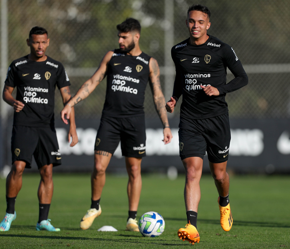 Giovane sorridente com a bola em seu domnio; Ruan Oliveira e Yuri Alberto ao fundo