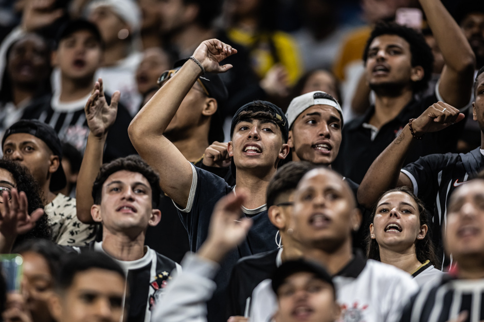 Torcida do Corinthians marca presena em jogo treino na Neo Qumica Arena