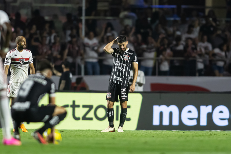 Bruno Mndez com a mo na cabea lamentando o gol sofrido pelo Corinthians contra o So Paulo