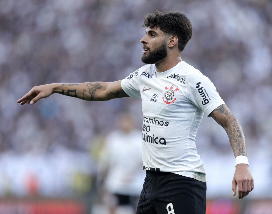 Yuri Alberto recebeu apoio de alguns torcedores do Corinthians em evento da nova terceira camisa do clube