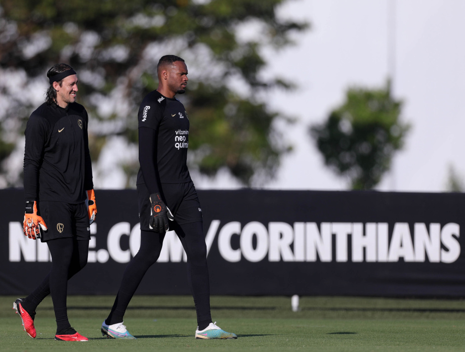 Cssio e Carlos Miguel em ao durante treino do Corinthians no CT Joaquim Grava