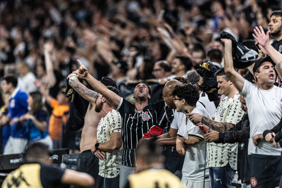 A torcida do Corinthians esgotou os ingressos para a partida contra o Fortaleza
