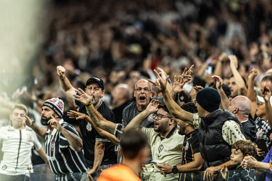 Torcida do Corinthians empurrando o time na arquibancada da Neo Qumica Arena