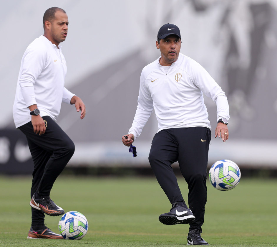 Leandro da Silva e Sidnei Lobo durante treino do Corinthians no CT Joaquim Grava