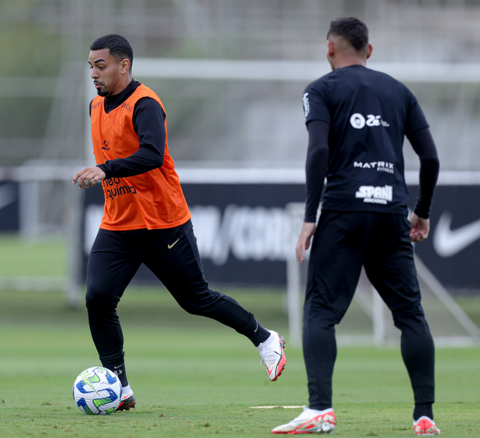 Matheus Bidu prestes a fazer passe em treino; Ruan Oliveira aparece de costas