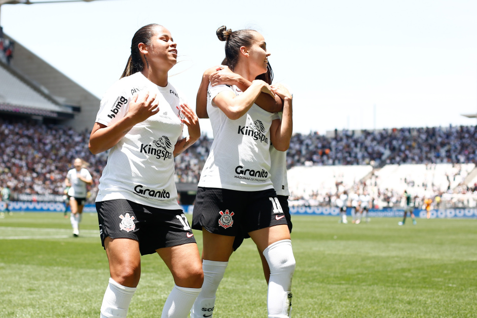 Jogadoras do Corinthians comemorando gol sobre o Palmeiras com coreografia
