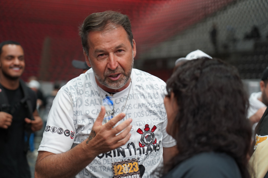 Corinthians aparece entre os signatrios do manifesto; Augusto Melo apoia a candidatura de Reinaldo Carneiro Bastos