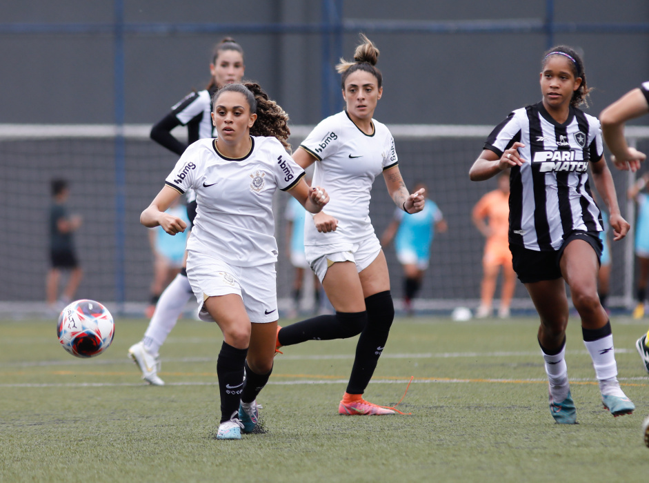 Livia e Marussi durante jogo do Corinthians contra o Botafogo na Copinha Feminina
