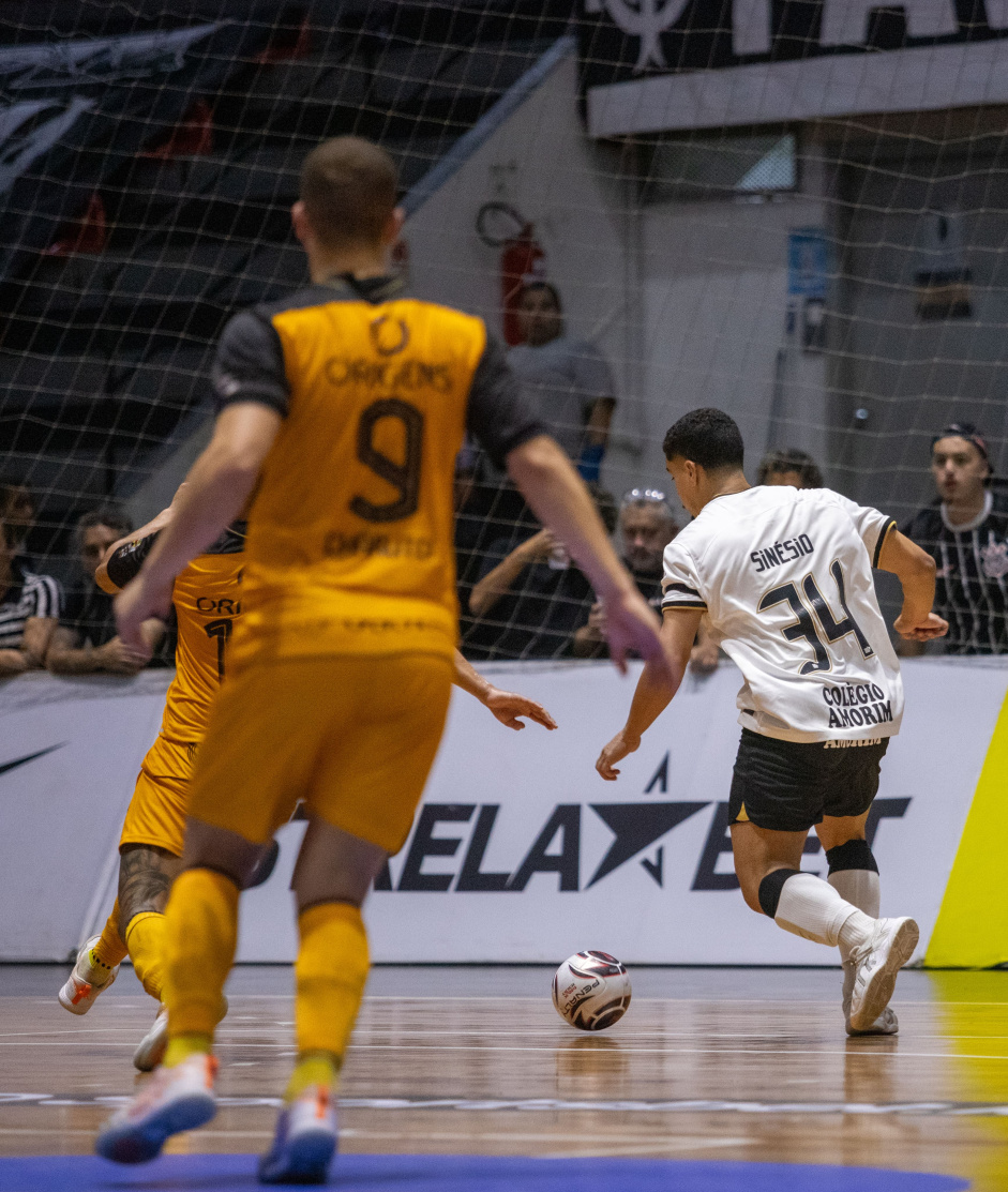 Sinsio com a bola no jogo de ida entre Corinthians e Magnus na final do Estadual de Futsal