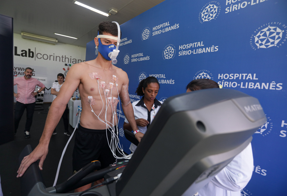 Hugo fazendo exame cardiolgico no CT do Corinthians