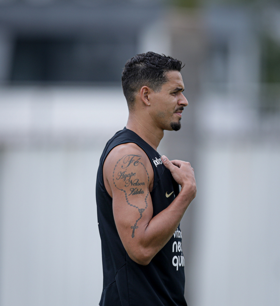 Lucas Verssimo treinando com a camisa do Corinthians no CT Joaquim Grava