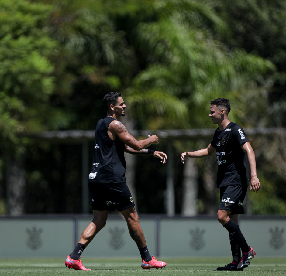 Lucas Verssimo e Matheus Arajo se cumprimentando durante jogo-treino contra o Unio So Joo