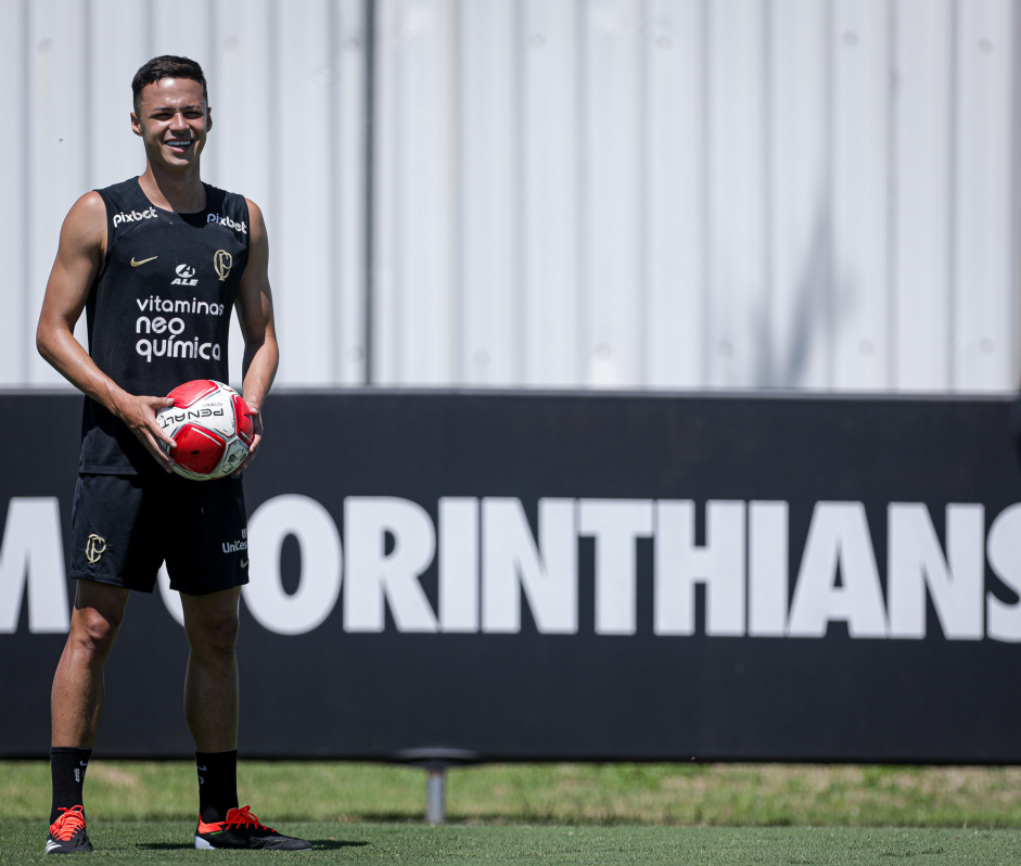 Meia começa temporada ganhando espaço nos titulares do Corinthians em