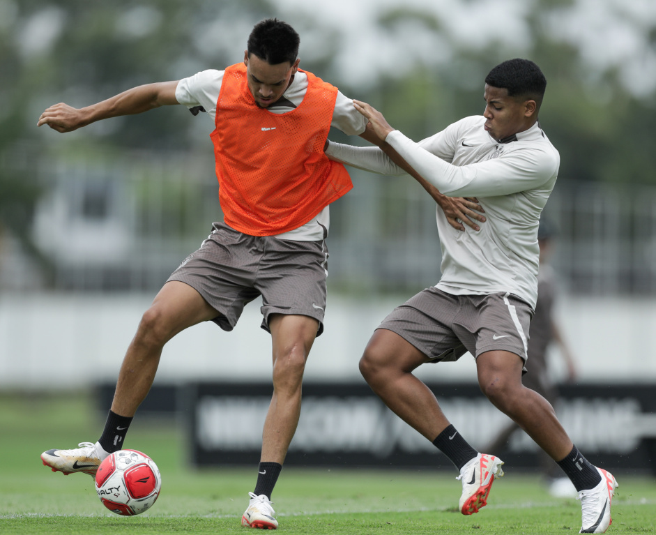 Wesley e Joo Pedro Tchoca disputando a bola no treinamento