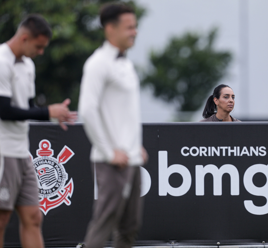 Psicloga Anahy Couto durante treino do Corinthians no CT Joaquim Grava