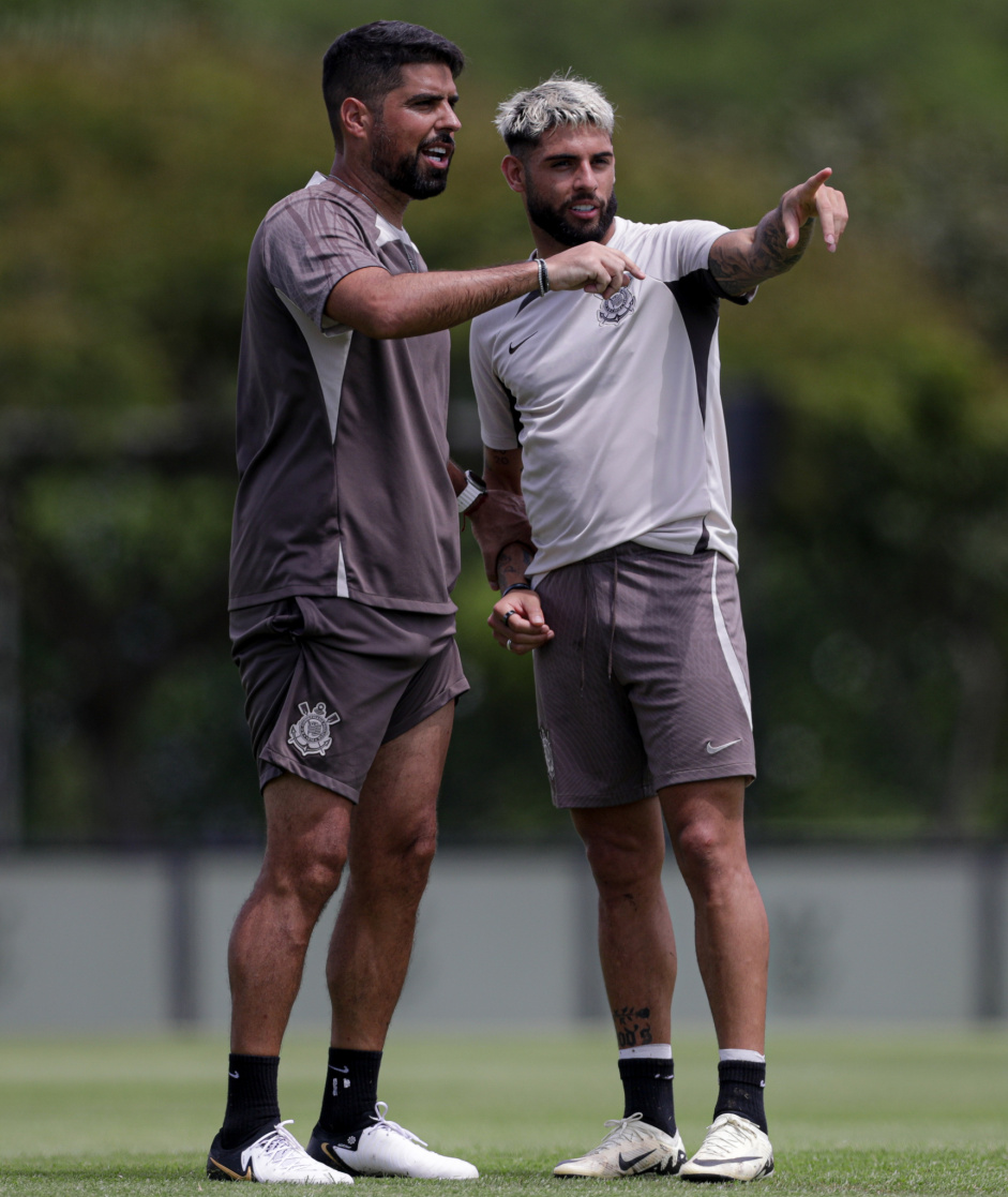 Antnio Oliveira orientando Yuri Alberto no treino
