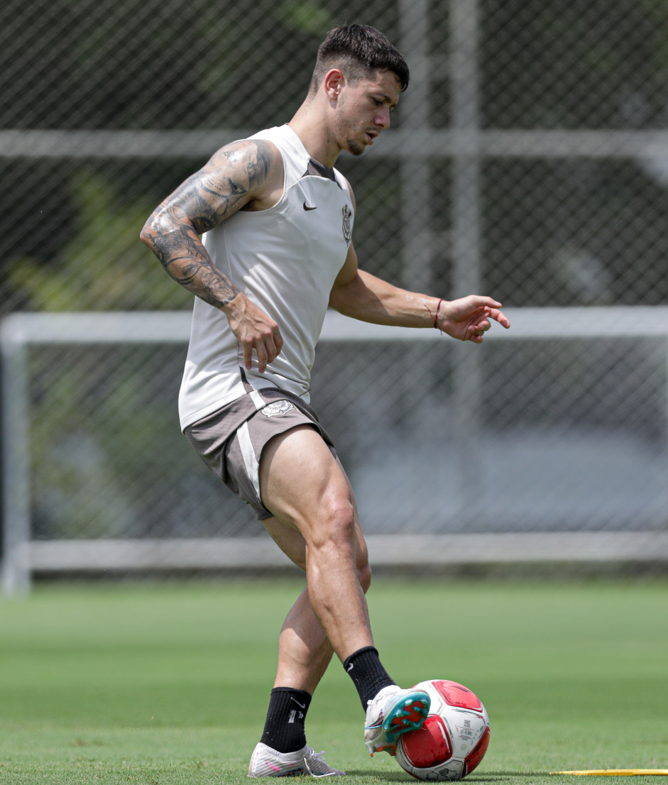 Rodrigo Garro dominando a bola enquanto participa de treino matinal