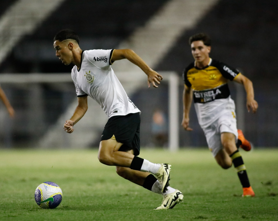 Kau Henrique com a bola dominada em duelo contra o Cricima, pela Copa do Brasil Sub-17