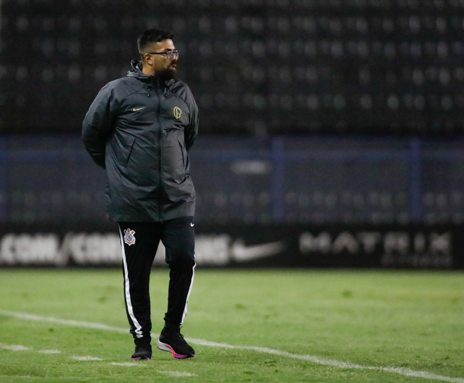 Raphael Laruccia  beira do gramado da Fazendinha, observando a equipe Sub-17 do Corinthians jogar