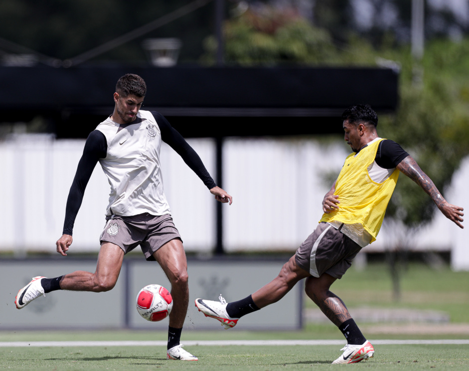 Pedro Raul e Matheus Bidu em ao no treino do Corinthians