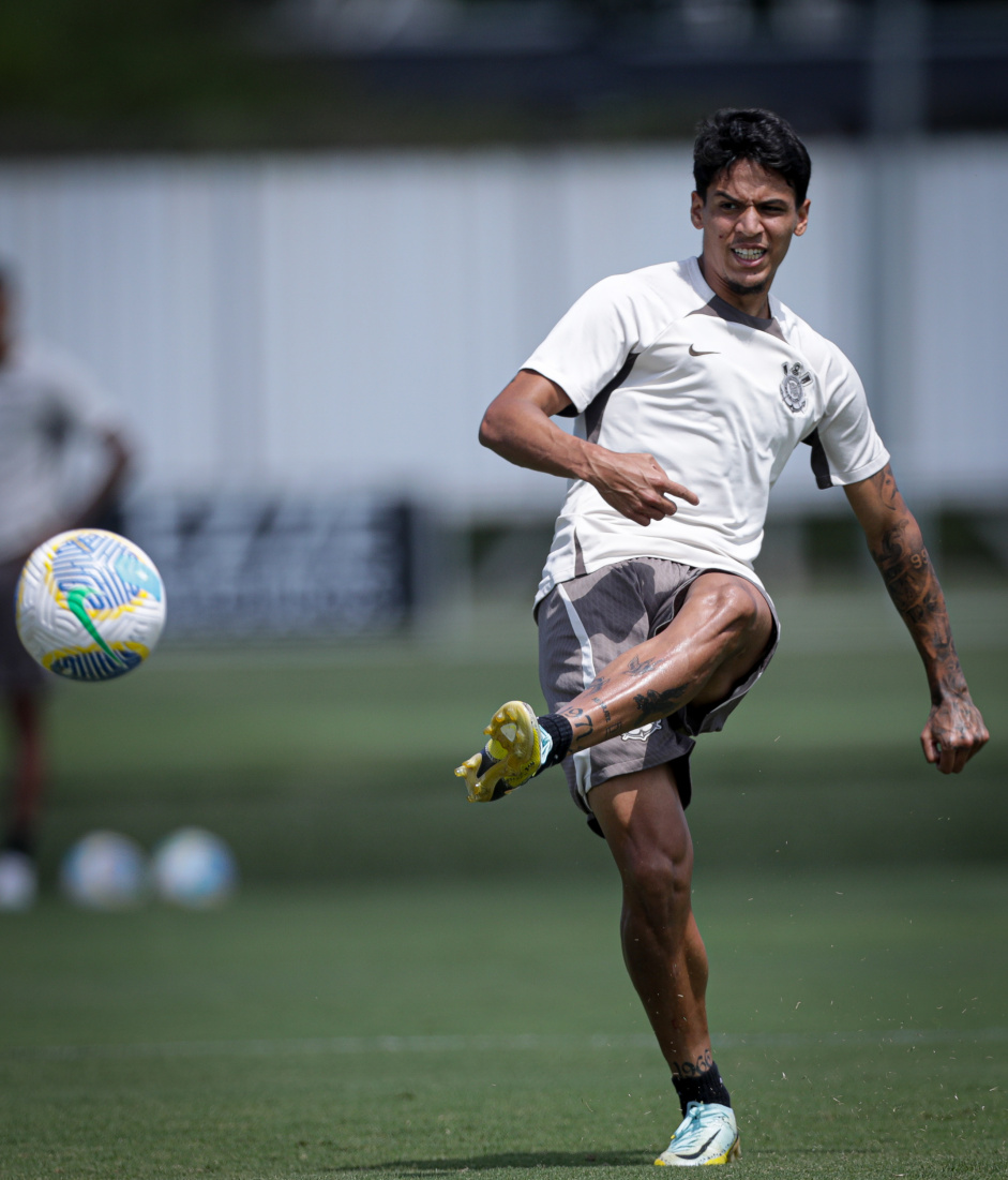 Caetano em treino do Corinthians para a Copa do Brasil