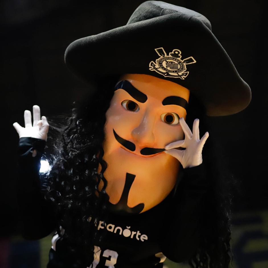 Mascote do Corinthians comemorando a vitria das Furiosas do Timo na LBF