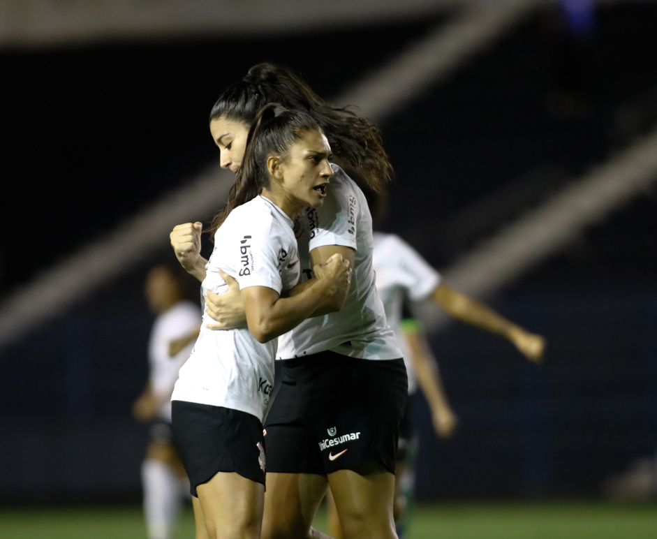 Letcia Santos abraando Duda Sampaio e comemorando gol anotado pelas Brabas