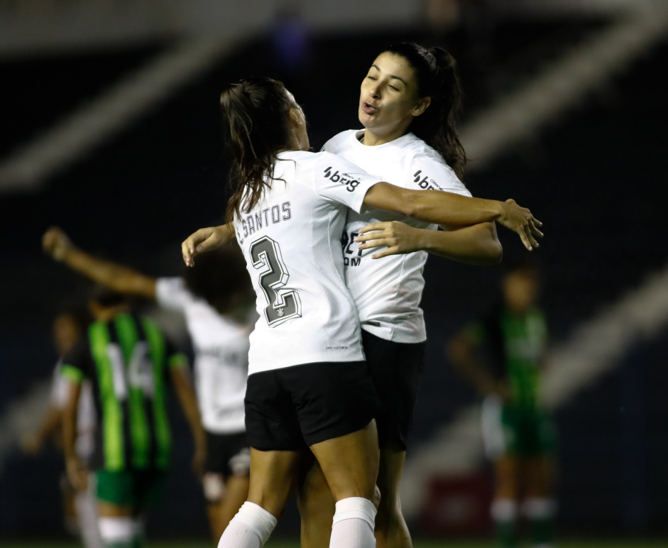 Letcia Santos buscando Duda Sampaio para celebrar o gol marcado pela meio-campista