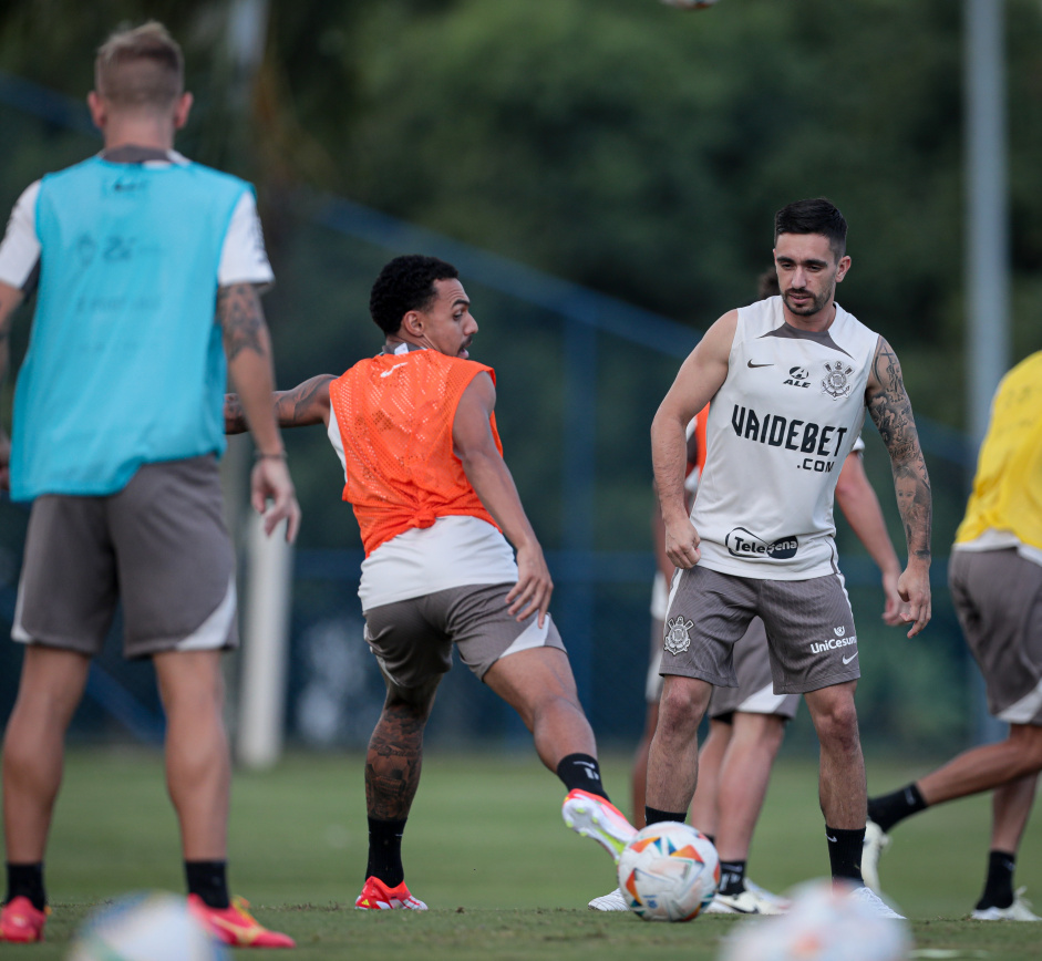 Igor Coronado e Matheus Frana em ao no treino do Corinthians