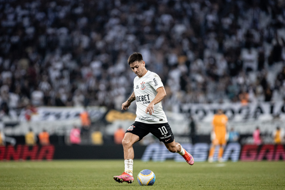Rodrigo Garro em ao no jogo do Corinthians