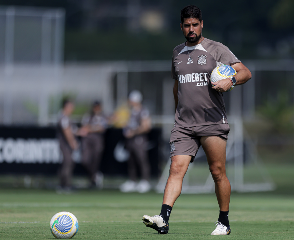 Antnio Oliveira comandando o treino do Corinthians