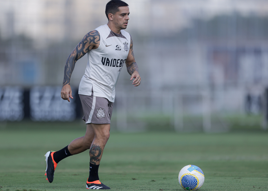 Fagner em treino do Corinthians