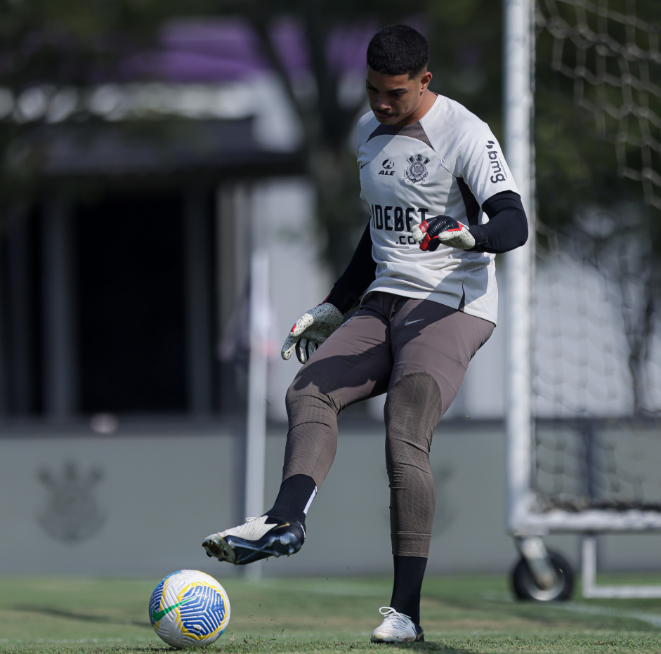 Goleiro Kau participou do treino com a equipe principal do Corinthians