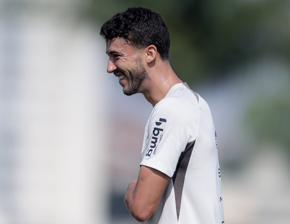 Gustavo Henrique sorridente no treino do Corinthians