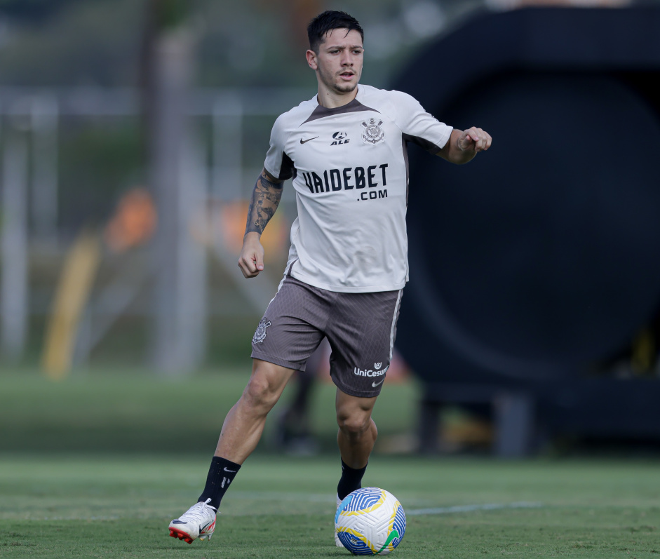 Rodrigo Garro participa das atividades no treino do Corinthians