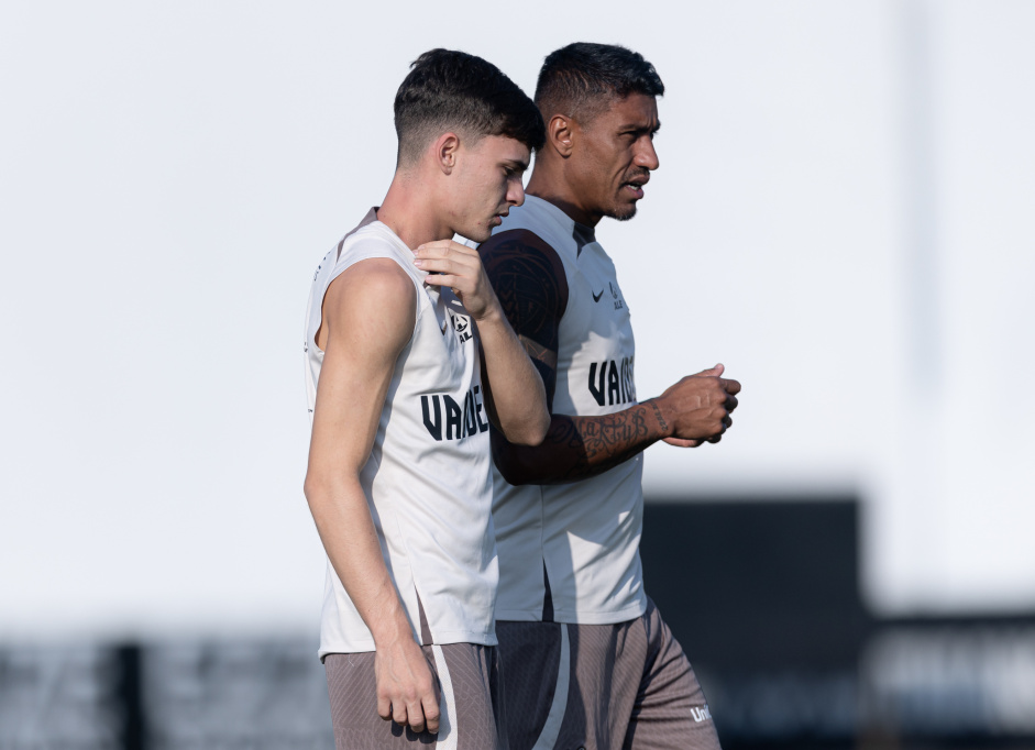 Breno Bidon e Paulinho em ao no treino do Corinthians