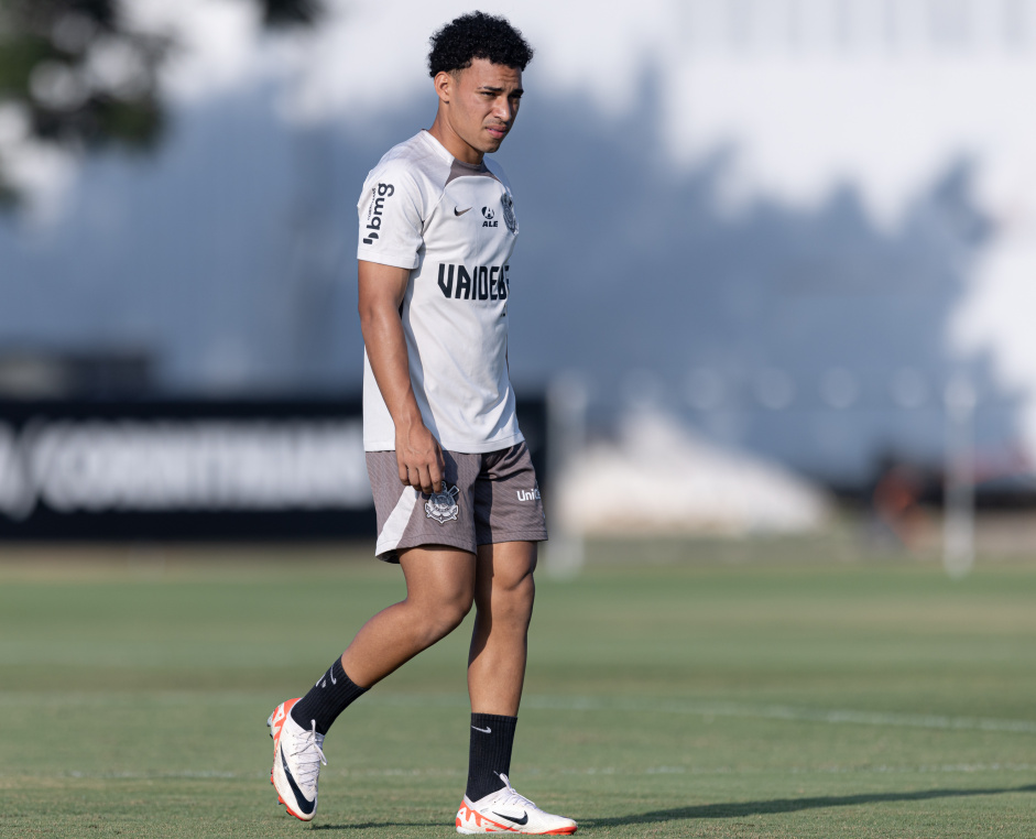 Juninho em ao no treino do Corinthians