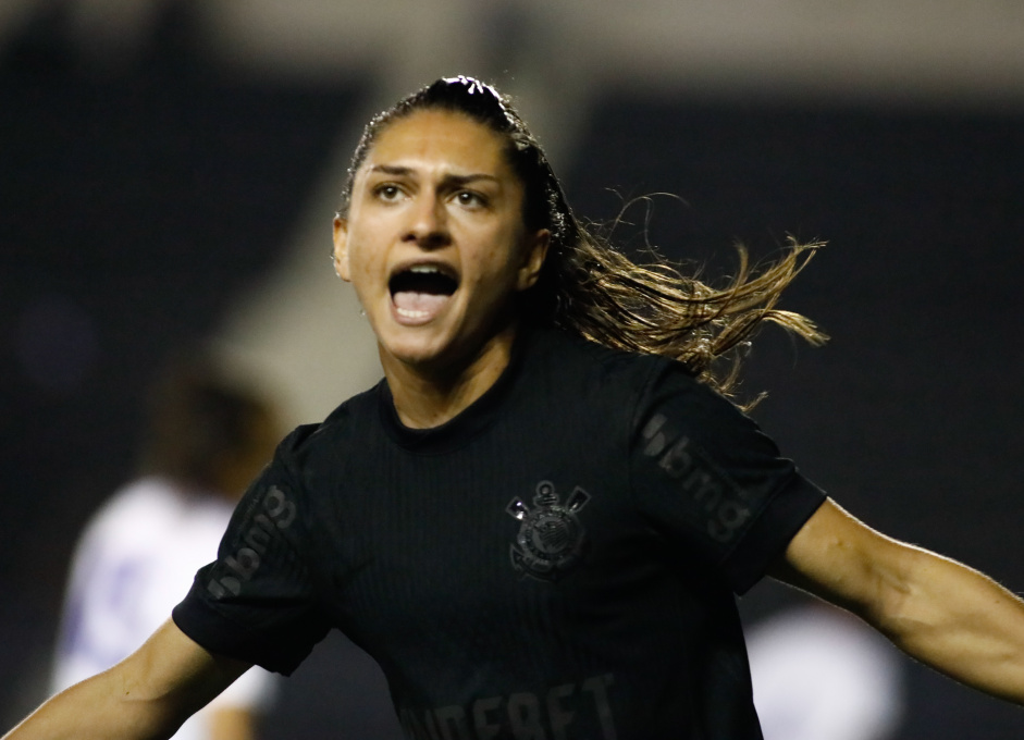 Letcia Santos comemorando gol marcado contra o Taubat